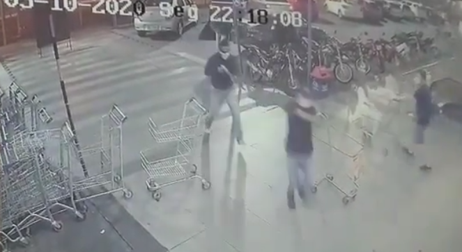 Momento em que os assaltantes chegam ao supermercado